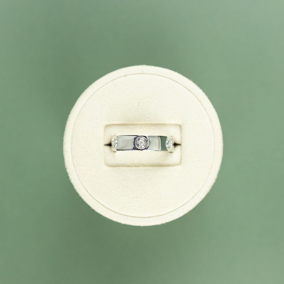 18 Karat White Gold Ring with 0.11ct of Natural Diamond at RR Jewellers UK
