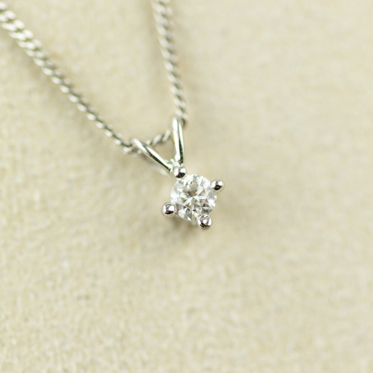 9ct white gold round brilliant 4 claw certified diamond set pendant 0.10ct