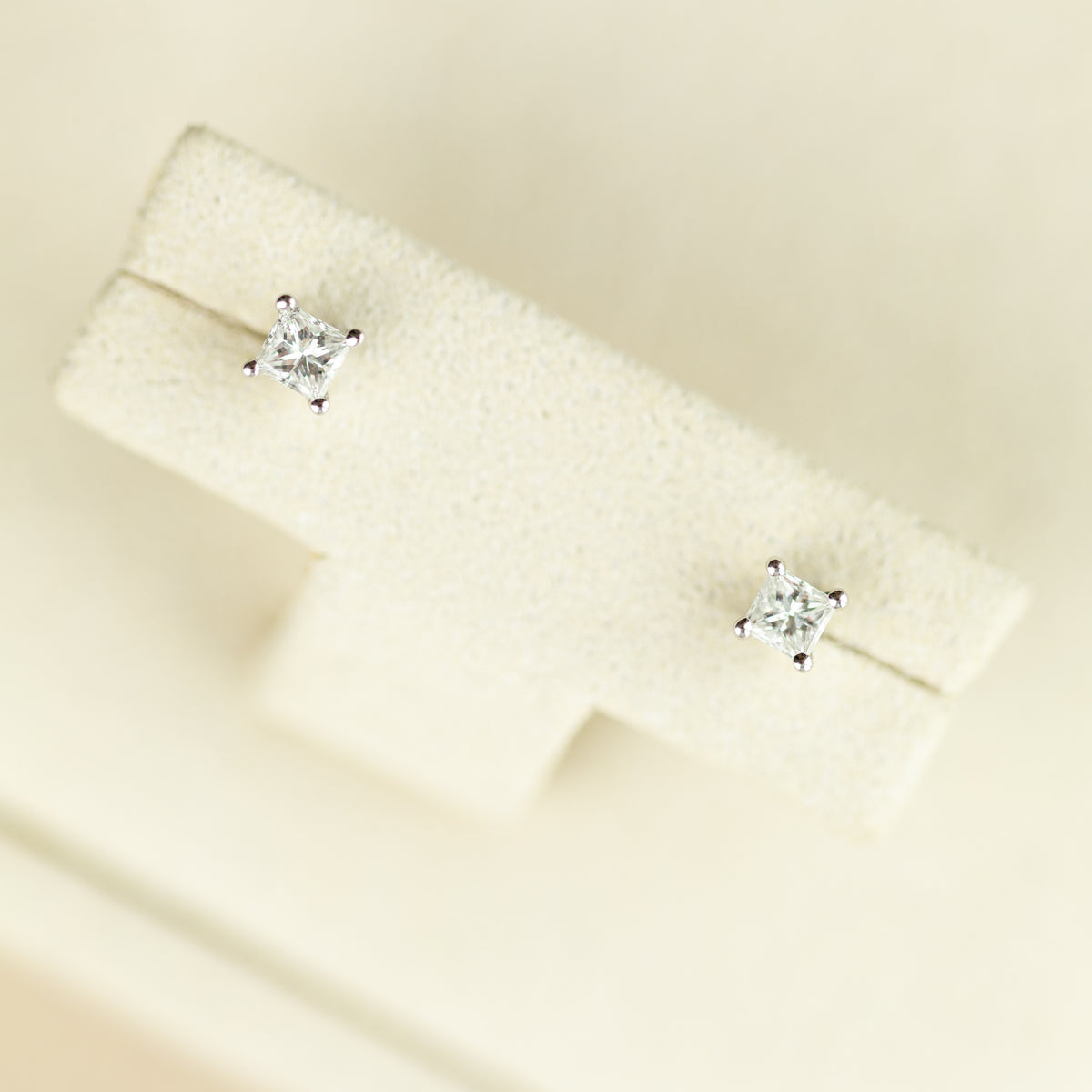 9ct white gold princess cut 4 claw certified diamond stud earrings 0.25