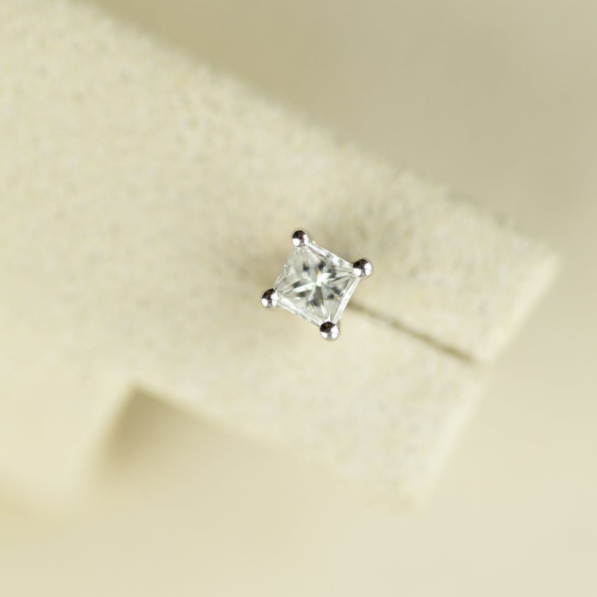 9ct white gold princess cut 4 claw certified diamond stud earrings 0.25