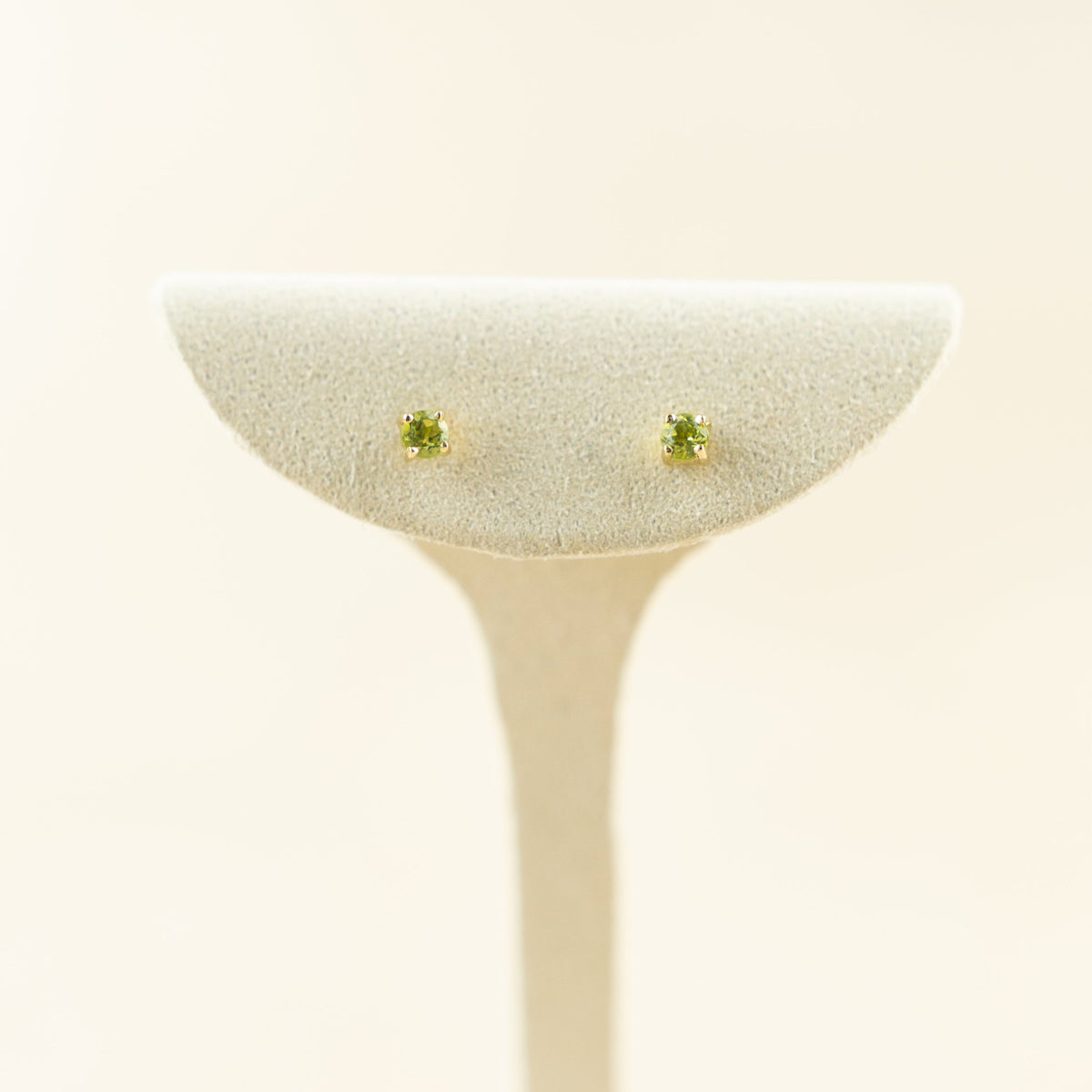 9 Karat Yellow Gold 4 Claw Peridot Studs