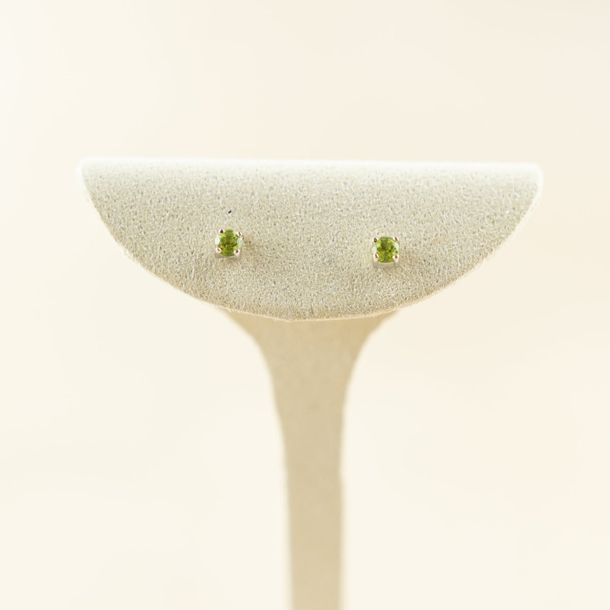 9 Karat White Gold 4 Claw Peridot Studs