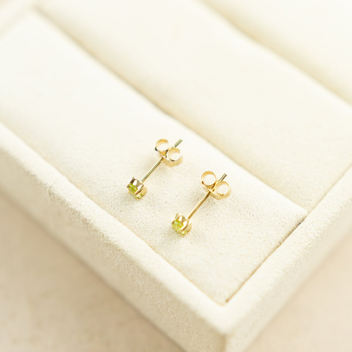 9 Karat Yellow Gold 4 Claw Peridot Studs