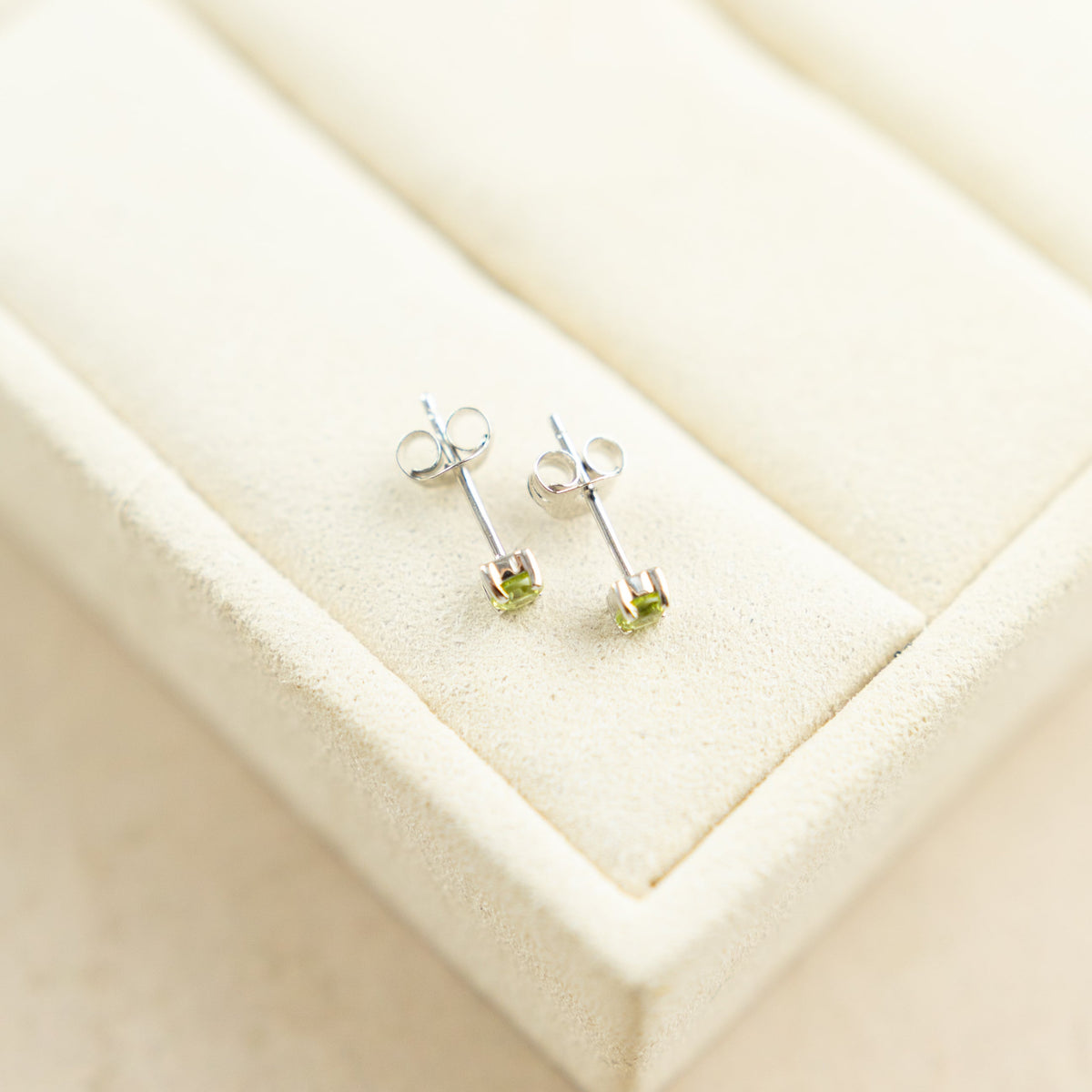 9 Karat White Gold 4 Claw Peridot Studs