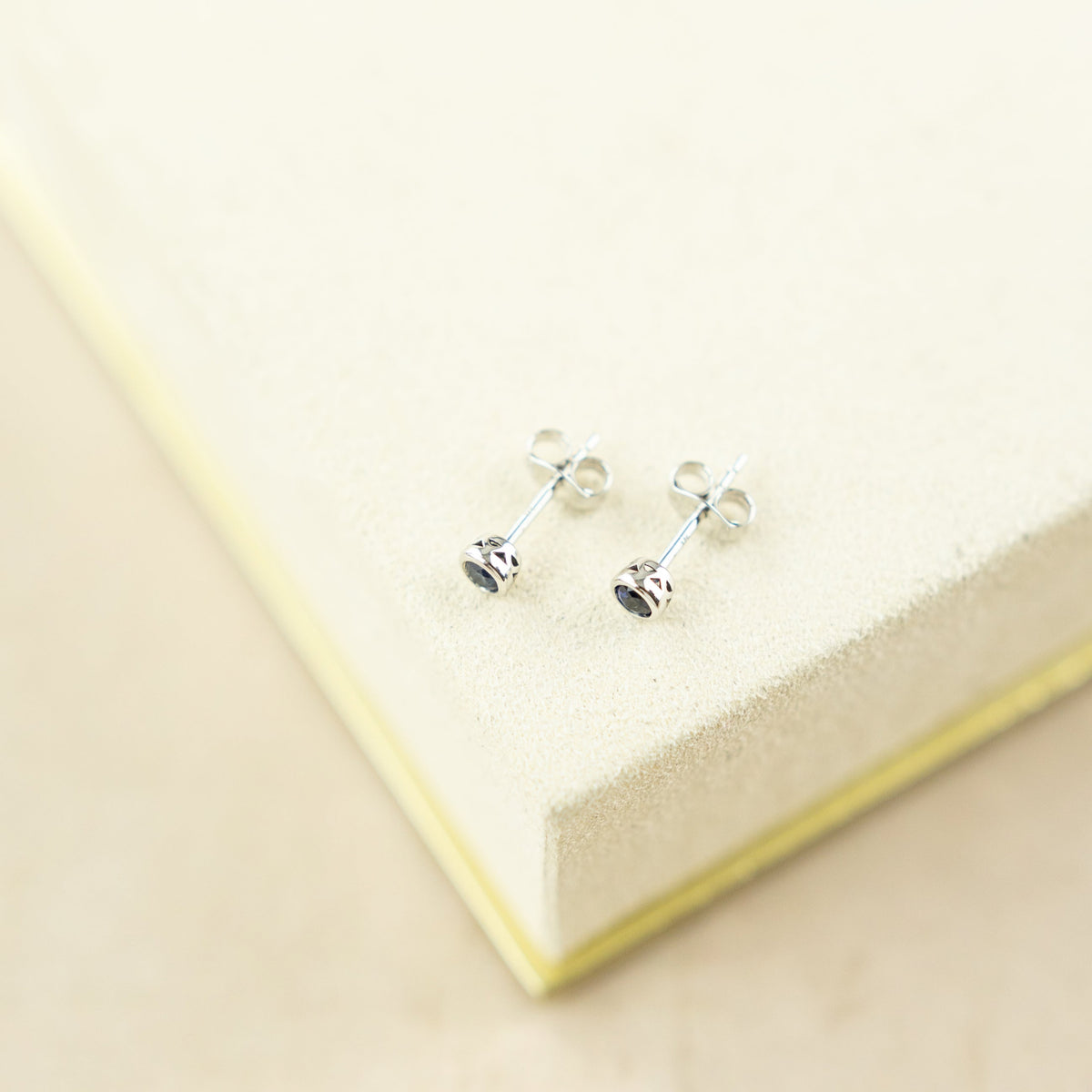 9 Karat White Gold Sapphire Smooth Bevel Studs