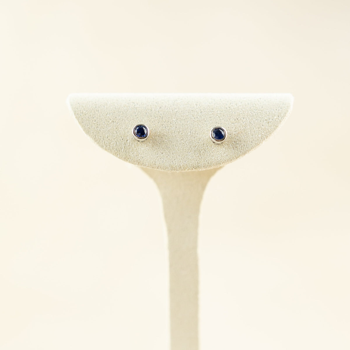 9 Karat White Gold Sapphire Smooth Bevel Studs