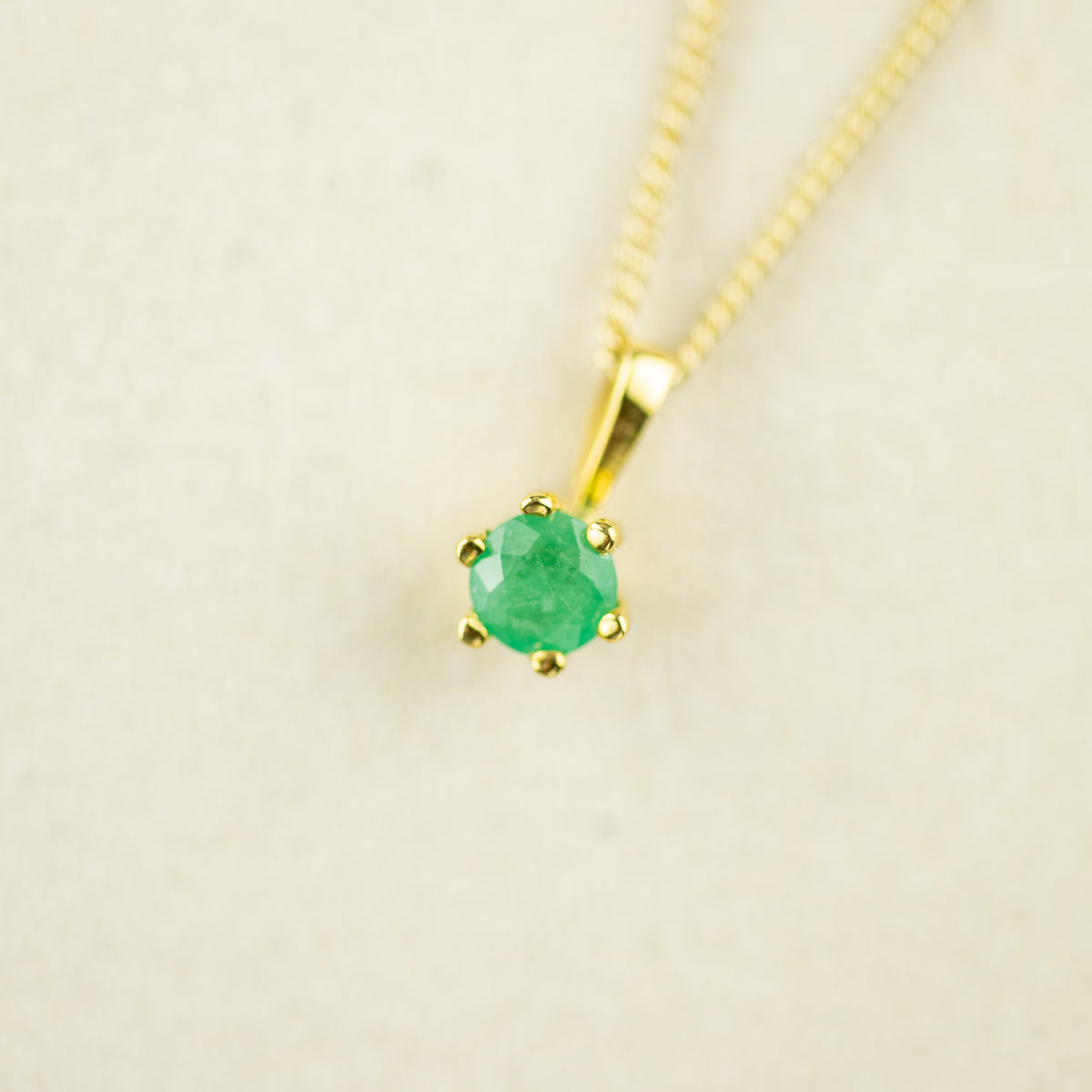 9 Karat Yellow Gold Round Emerald Claw Pendant