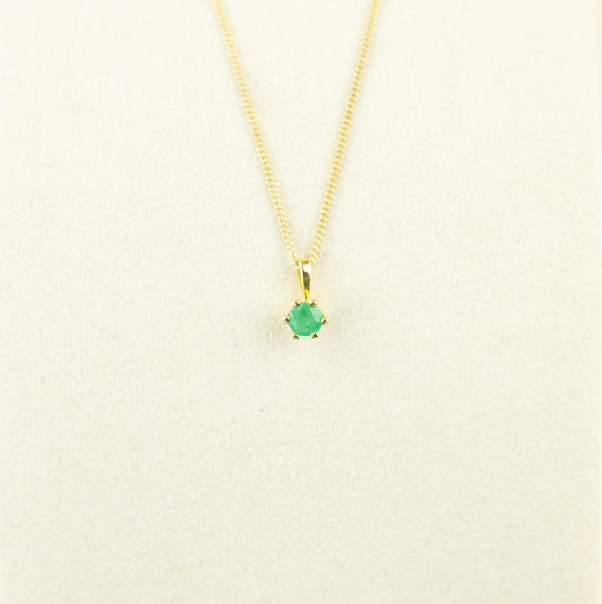9 Karat Yellow Gold Round Emerald Claw Pendant