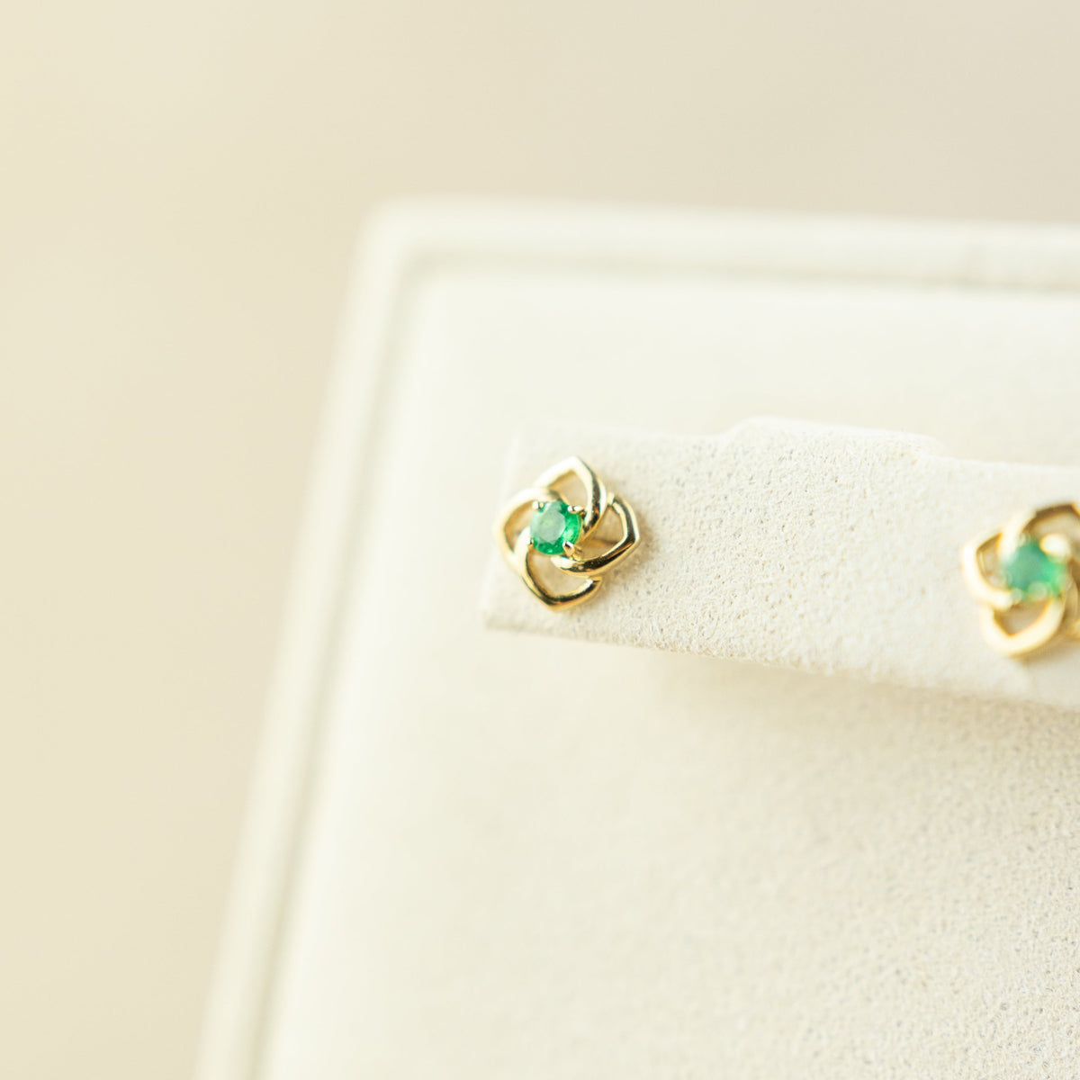 9 Karat Yellow Gold Emerald Open Flower Studs