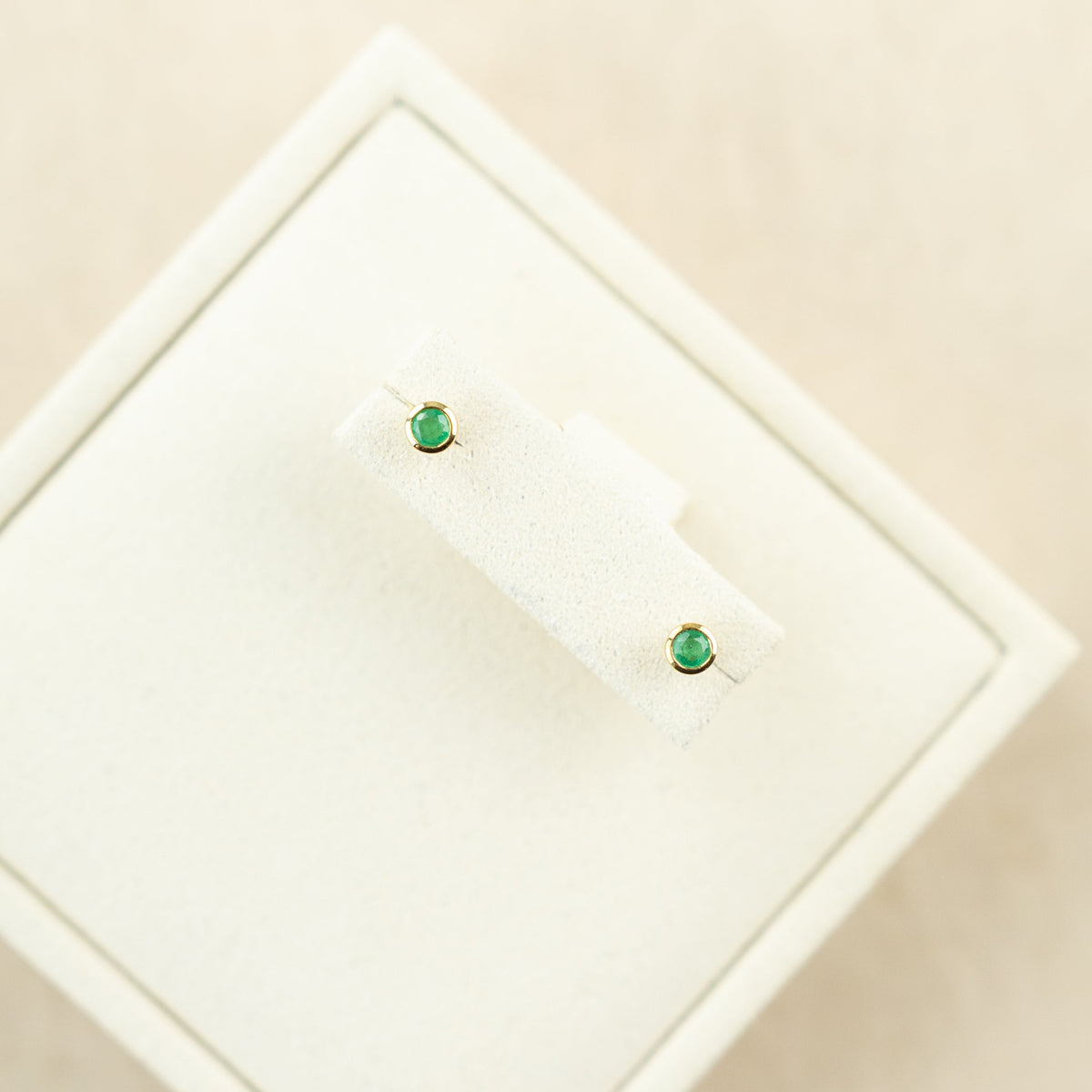 9 Karat Yellow Gold Emerald Round Smooth Bevel Studs