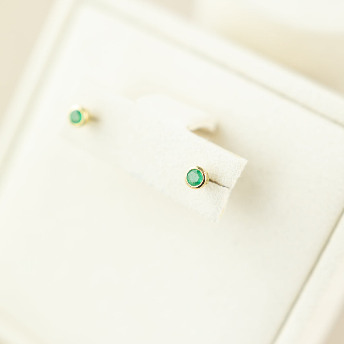 9 Karat Yellow Gold Emerald Round Smooth Bevel Studs