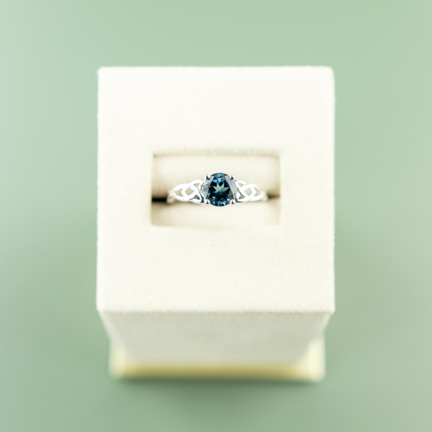 9 Karat White Gold London Blue Topaz Celtic Ring