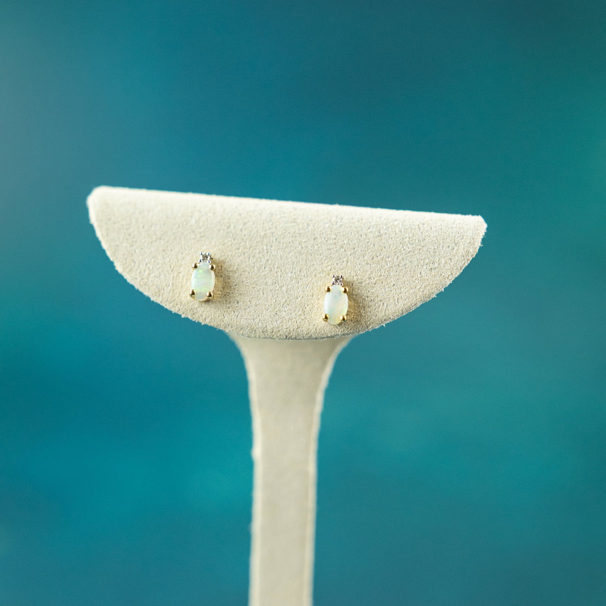 9 Karat Yellow Gold Opal 4 Claw Studs