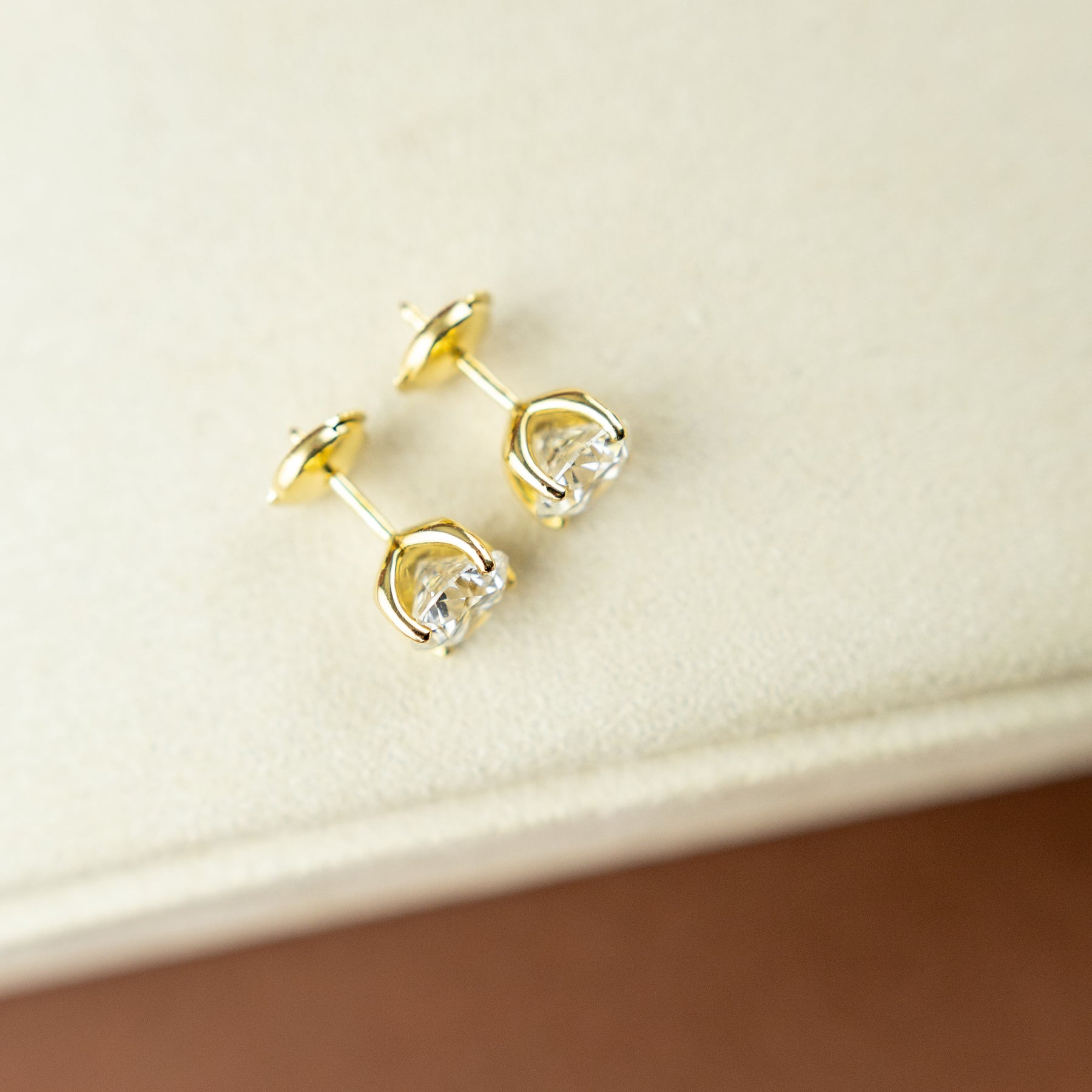 18 Karat Yellow Gold Round Brilliant 4.00ct 4 Claw Stud Earrings