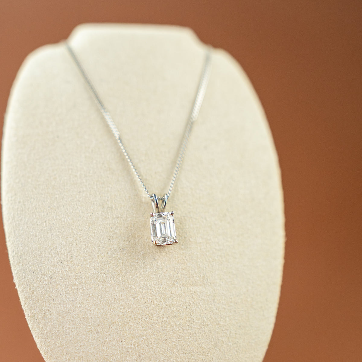 9ct white gold emerald cut D colour lab diamond 4 claw split bale pendant 1.04ct