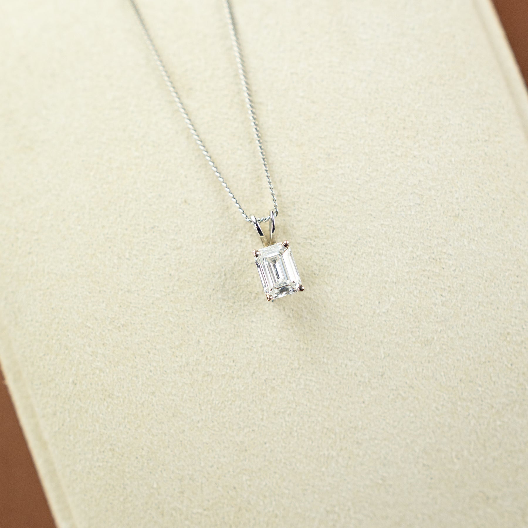 9ct white gold emerald cut D colour lab diamond 4 claw split bale pendant 1.04ct