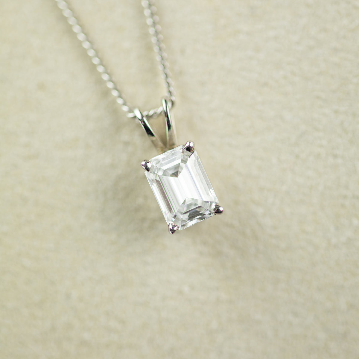9ct white gold emerald cut D colour lab diamond 4 claw split bale pendant 1.04ct