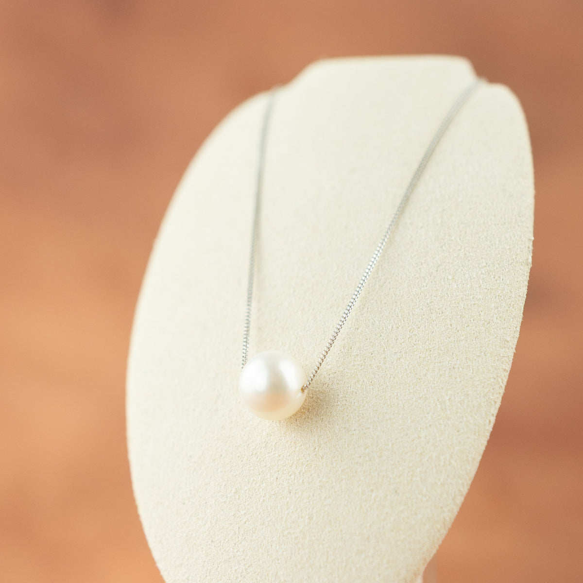 Silver white pearl floating necklace