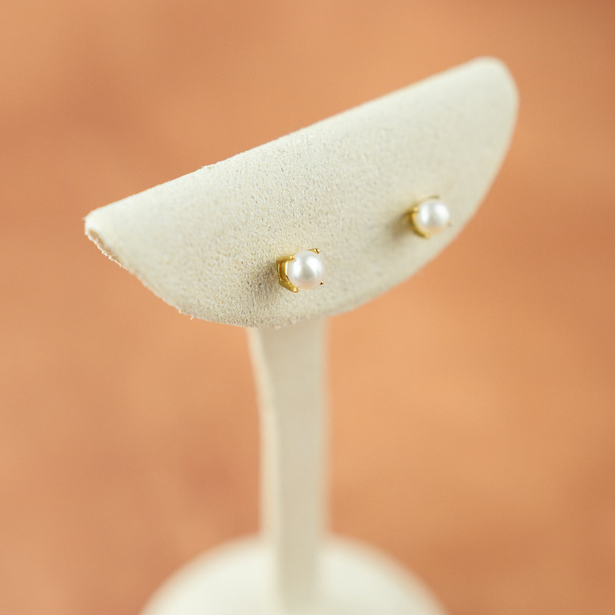9ct yellow gold cream pearl 4 claw set stud earrings