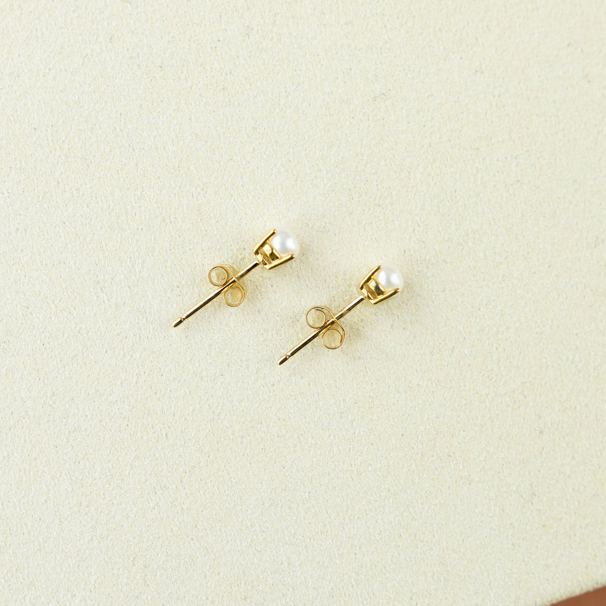 9ct yellow gold cream pearl 4 claw set stud earrings