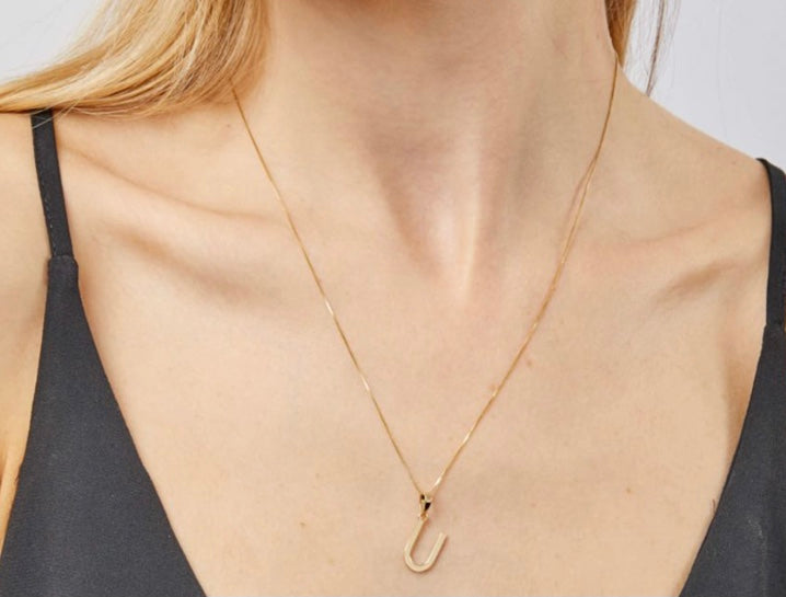9ct yellow gold initial U necklace