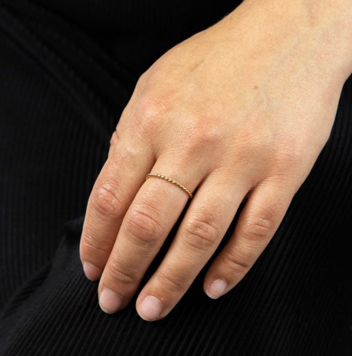 9ct yellow gold twist band ring