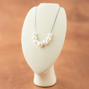 Silver graduated pearl necklace