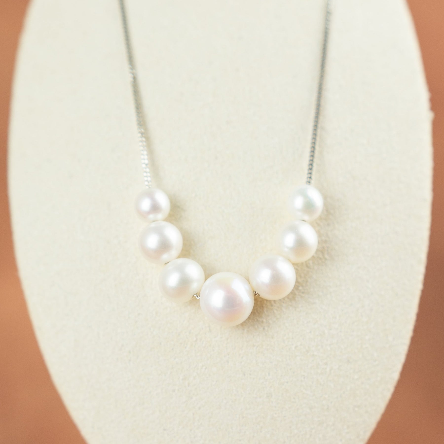 Silver graduated pearl necklace