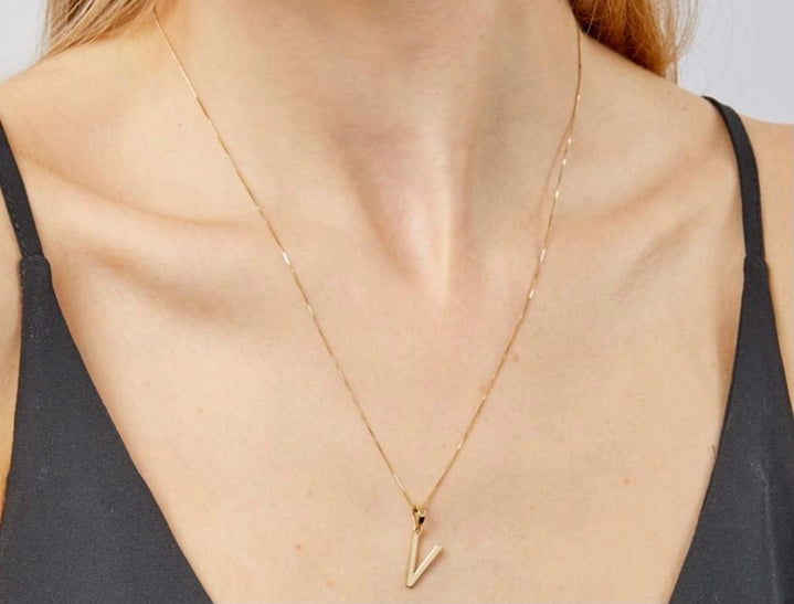 9ct yellow gold initial V necklace