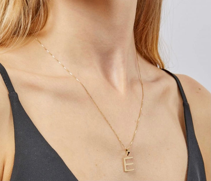 9ct yellow gold initial E necklace